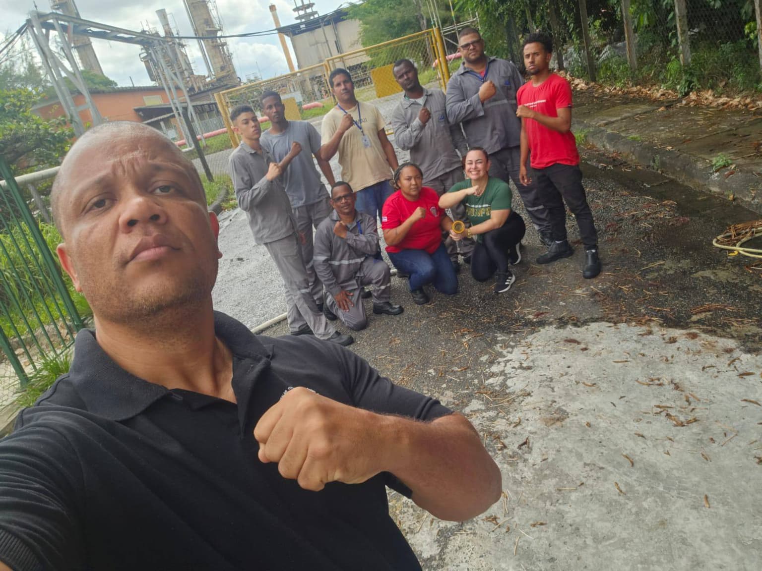 Equipe CRISAMAC reunida em área industrial externa