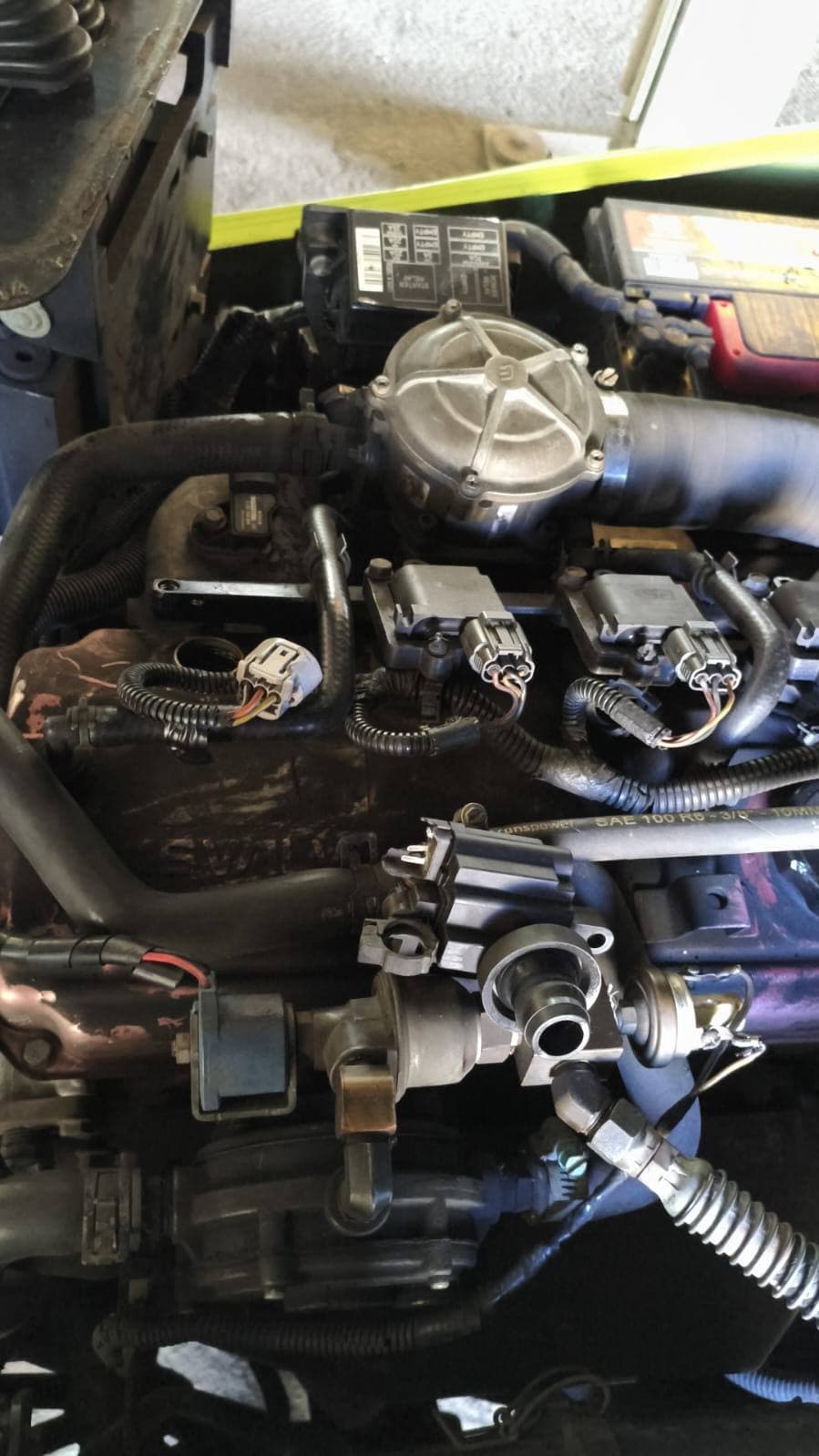 Componentes de motor e sistema mecânico em manutenção