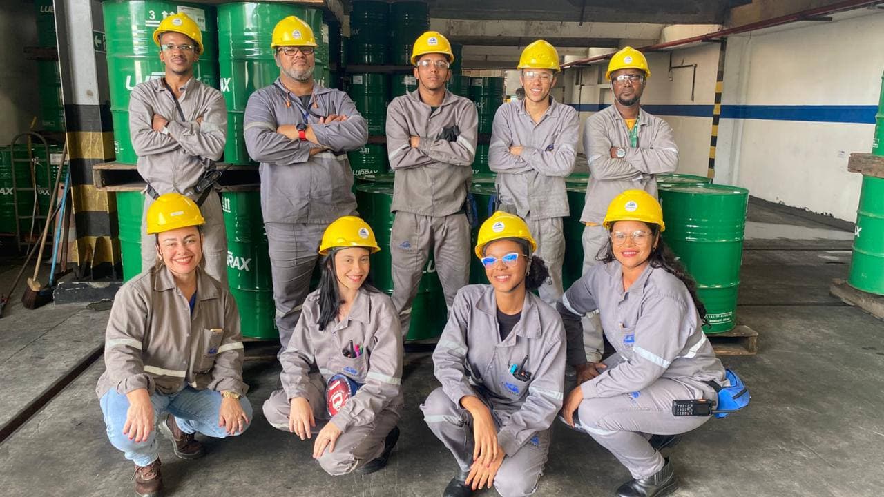 Equipe técnica CRISAMAC reunida em área de operação