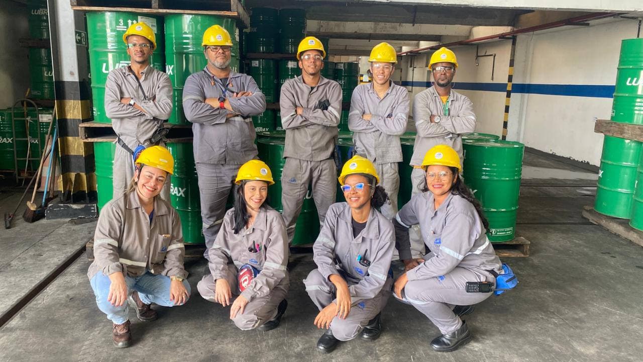 Equipe industrial CRISAMAC reunida com capacetes e uniformes