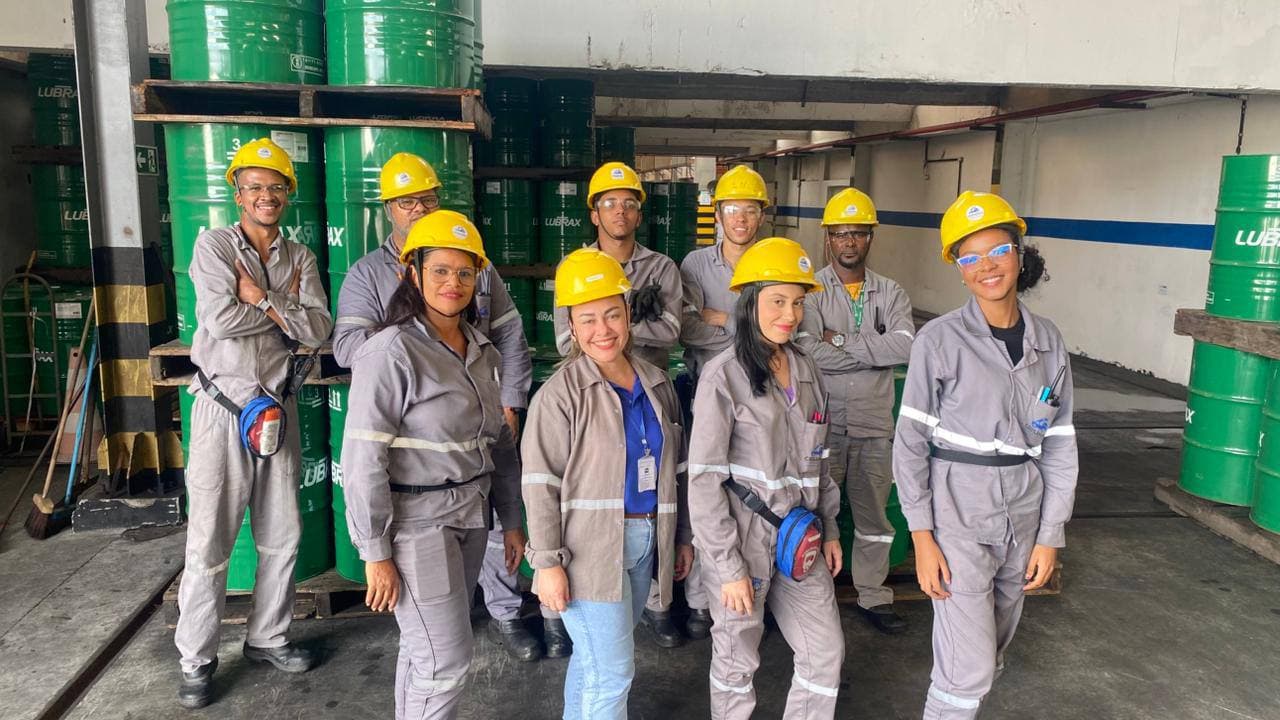 Equipe técnica CRISAMAC posicionada em ambiente industrial